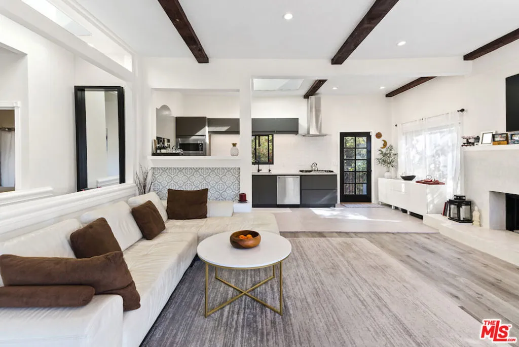 Los Angeles, California 90069, United States, 3 Bedrooms Bedrooms, ,3 BathroomsBathrooms,Residential,Active,151210