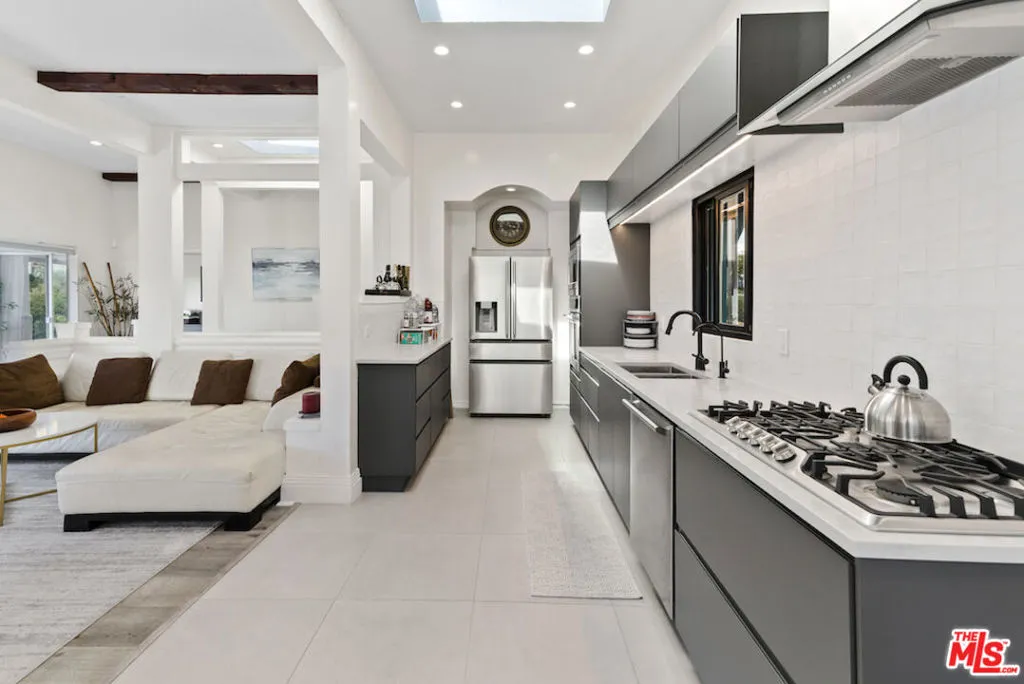 Los Angeles, California 90069, United States, 3 Bedrooms Bedrooms, ,3 BathroomsBathrooms,Residential,Active,151210