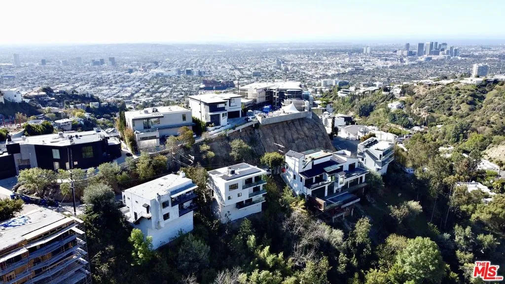 Los Angeles, California 90069, United States, 3 Bedrooms Bedrooms, ,3 BathroomsBathrooms,Residential,Active,151210