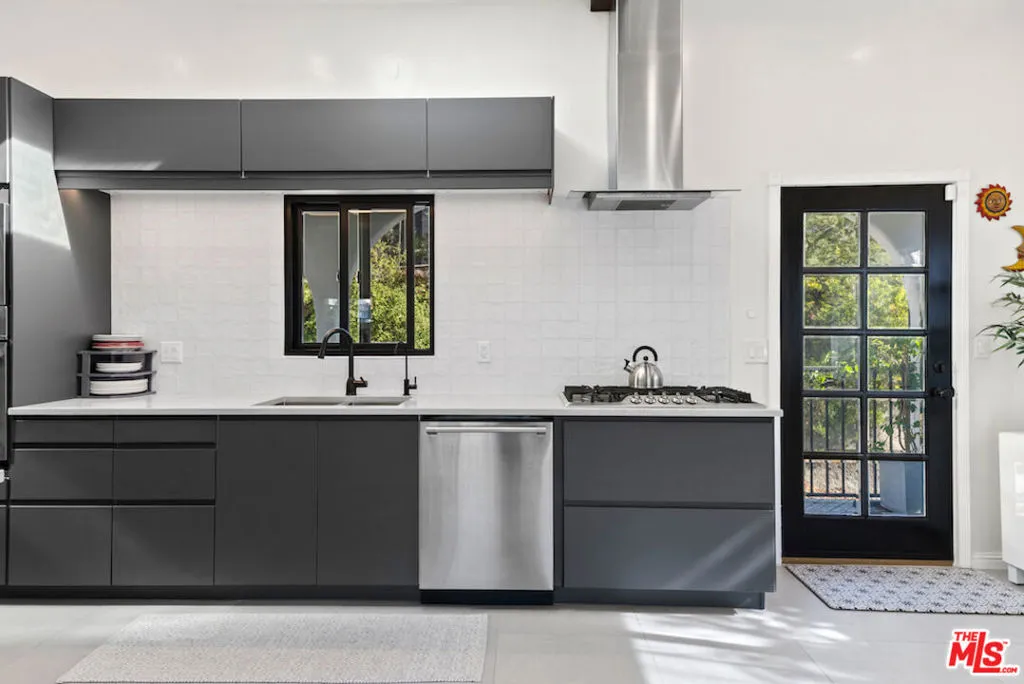 Los Angeles, California 90069, United States, 3 Bedrooms Bedrooms, ,3 BathroomsBathrooms,Residential,Active,151210