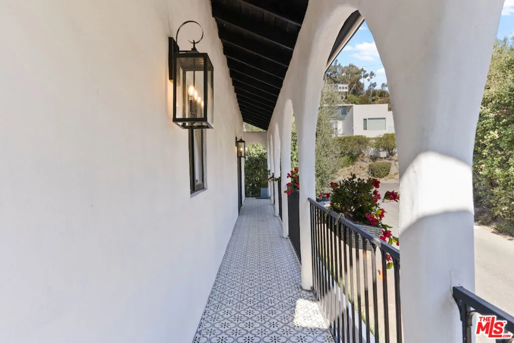 Los Angeles, California 90069, United States, 3 Bedrooms Bedrooms, ,3 BathroomsBathrooms,Residential,Active,151210