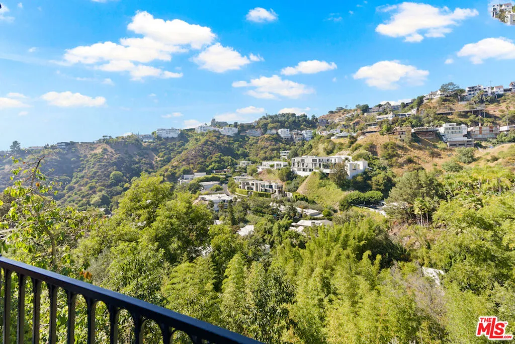 Los Angeles, California 90069, United States, 3 Bedrooms Bedrooms, ,3 BathroomsBathrooms,Residential,Active,151210