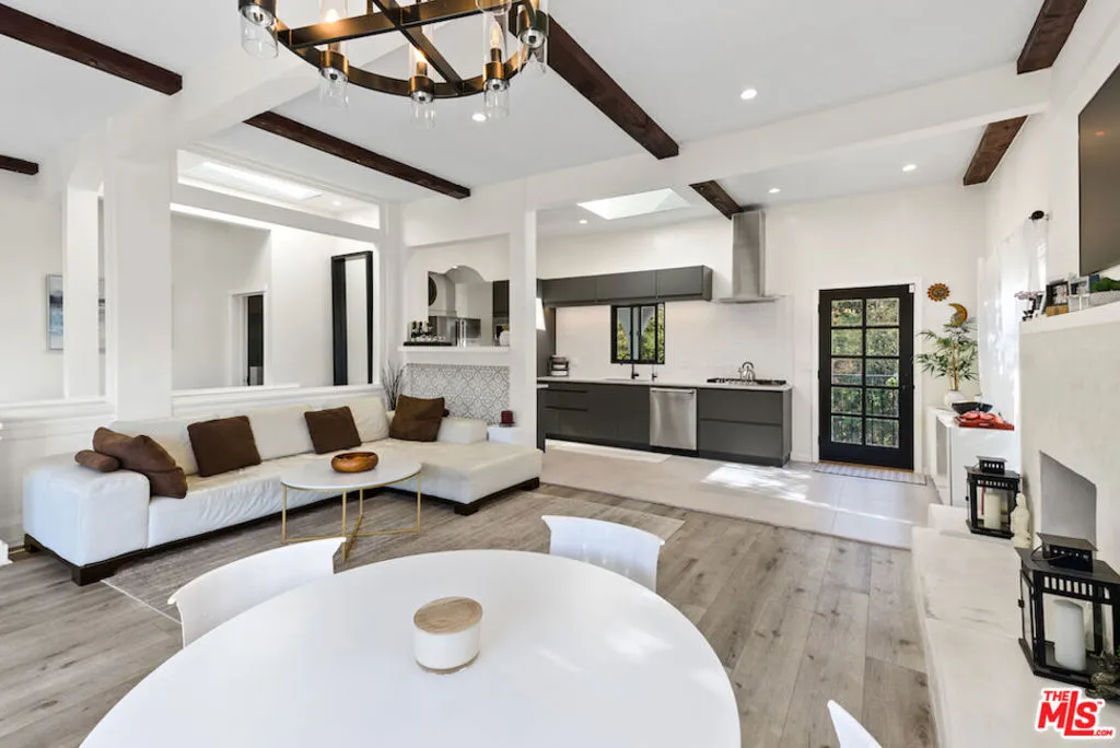 Los Angeles, California 90069, United States, 3 Bedrooms Bedrooms, ,3 BathroomsBathrooms,Residential,Active,151210