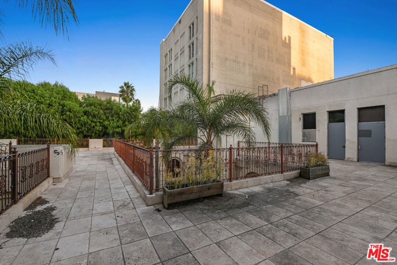6757 W Hollywood Boulevard