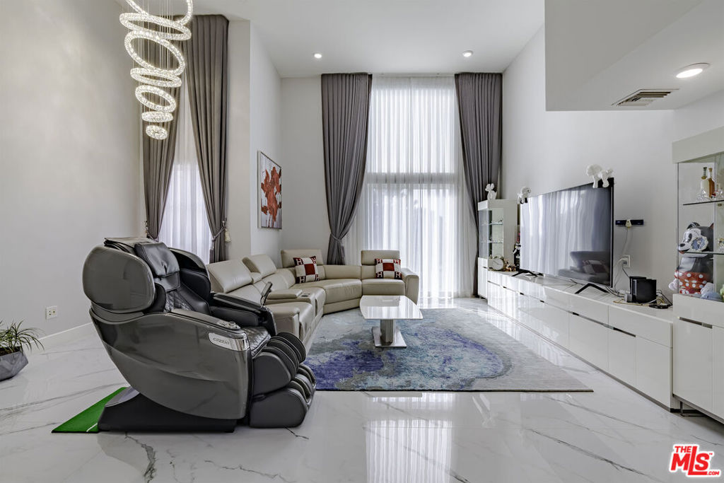 4925 Wilshire Boulevard PH 302