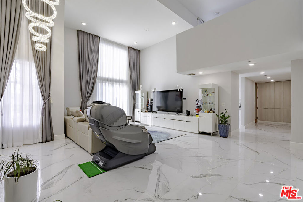 4925 Wilshire Boulevard PH 302