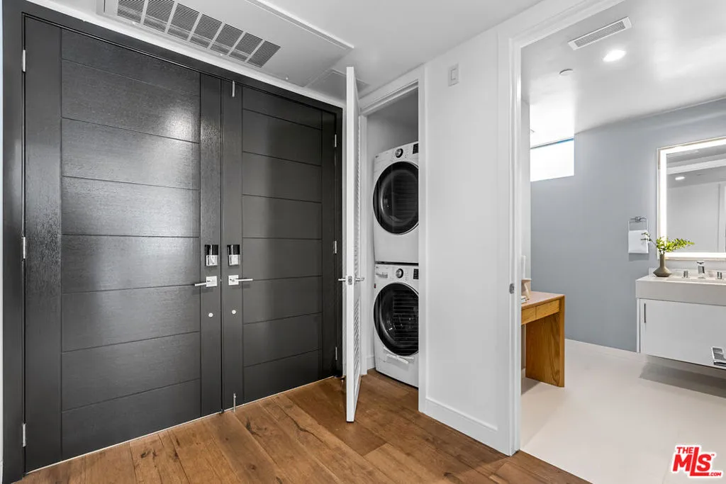 Beverly Hills, California 90210, United States, 2 Bedrooms Bedrooms, ,3 BathroomsBathrooms,Residential,Active,204217