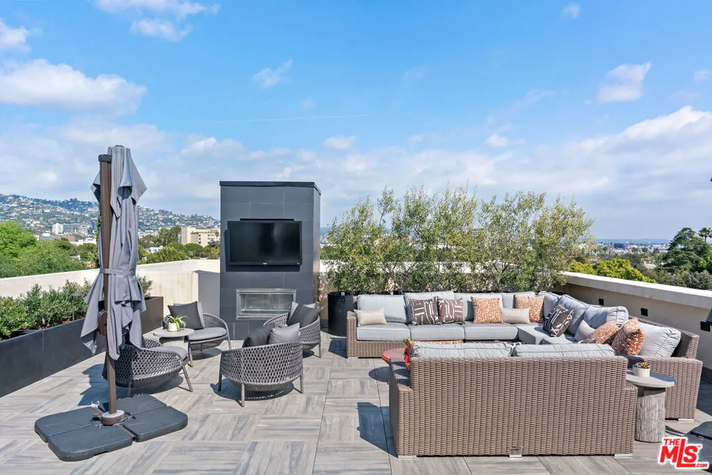 Beverly Hills, California 90210, United States, 2 Bedrooms Bedrooms, ,3 BathroomsBathrooms,Residential,Active,204217