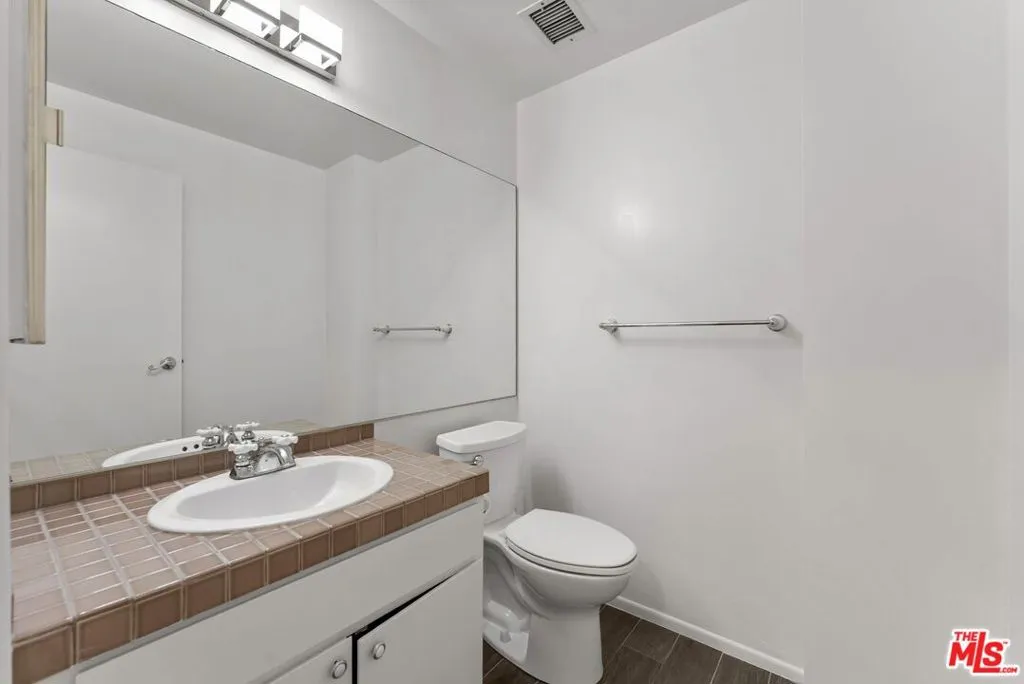 Los Angeles, California 90069, United States, 1 Bedroom Bedrooms, ,2 BathroomsBathrooms,Residential,Active,223813