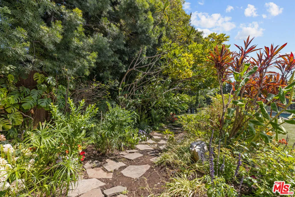 Los Angeles, California 90049, United States, 4 Bedrooms Bedrooms, ,3 BathroomsBathrooms,Residential,Active,184719