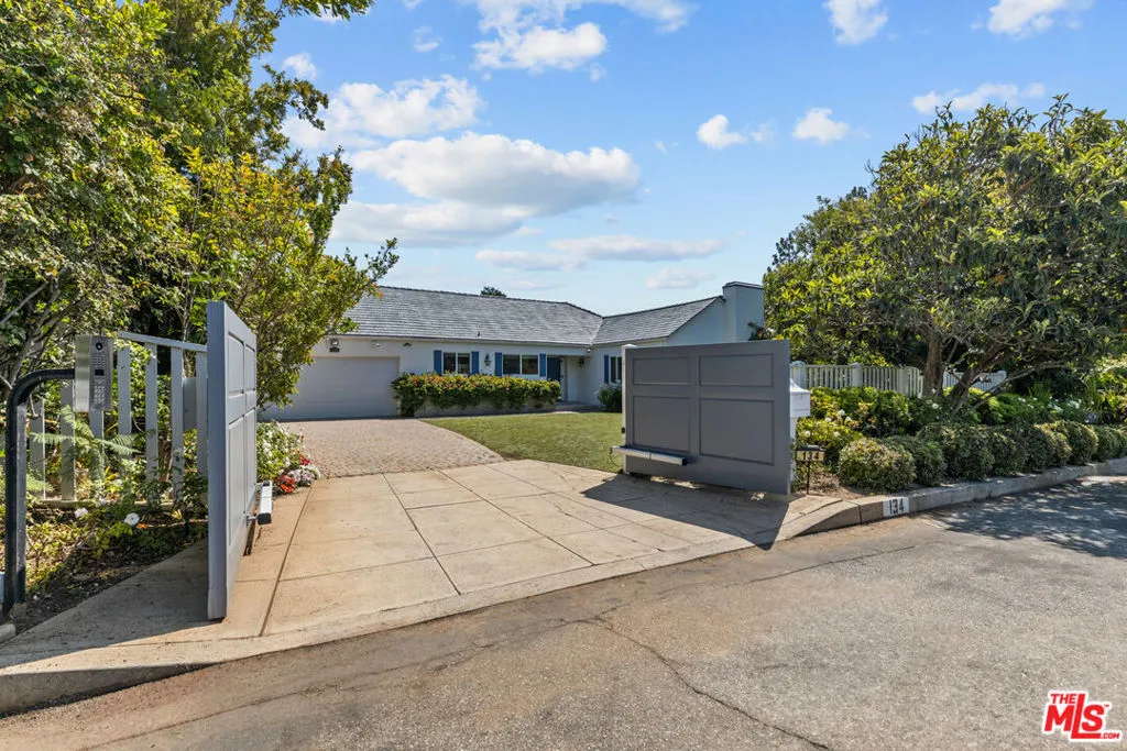 Los Angeles, California 90049, United States, 4 Bedrooms Bedrooms, ,3 BathroomsBathrooms,Residential,Active,184719