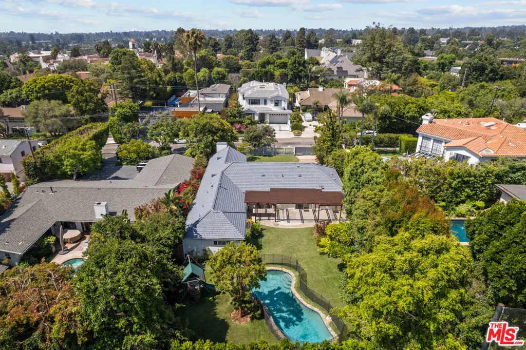 Los Angeles, California 90049, United States, 4 Bedrooms Bedrooms, ,3 BathroomsBathrooms,Residential,Active,184719