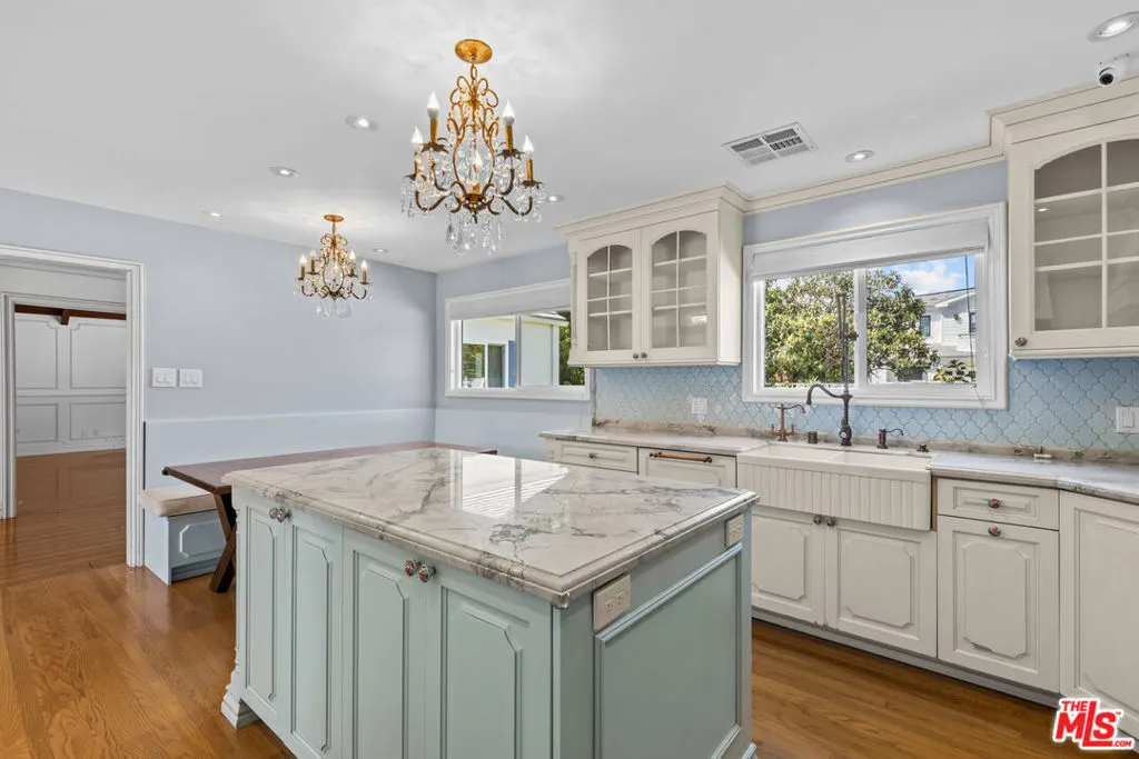 Los Angeles, California 90049, United States, 4 Bedrooms Bedrooms, ,3 BathroomsBathrooms,Residential,Active,184719