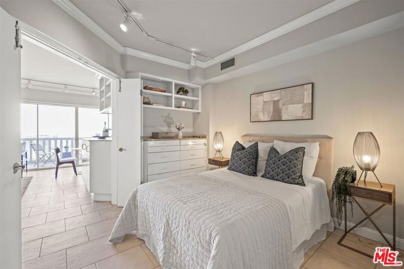 999 N Doheny Drive 806