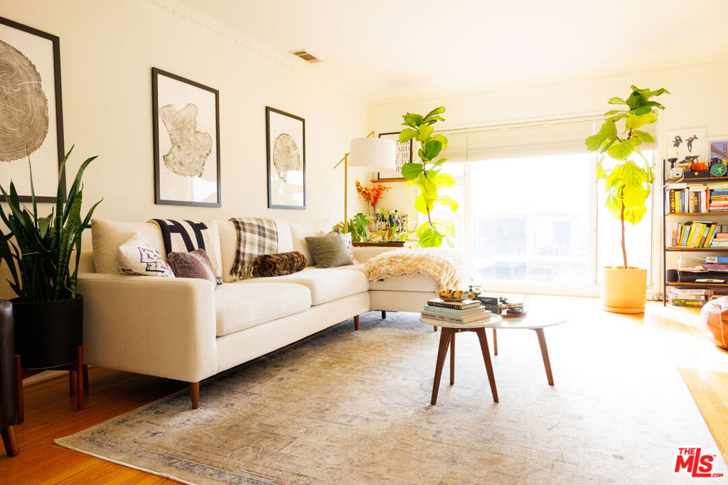 1275 N Harper Avenue 10