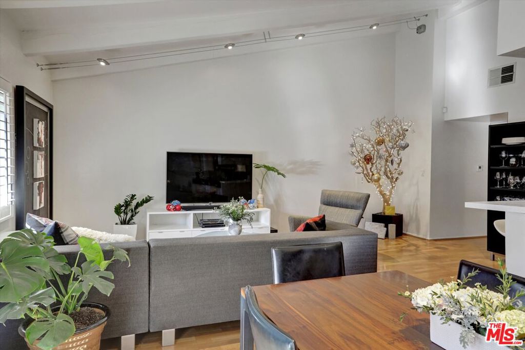 2700 E Cahuenga Boulevard 1301