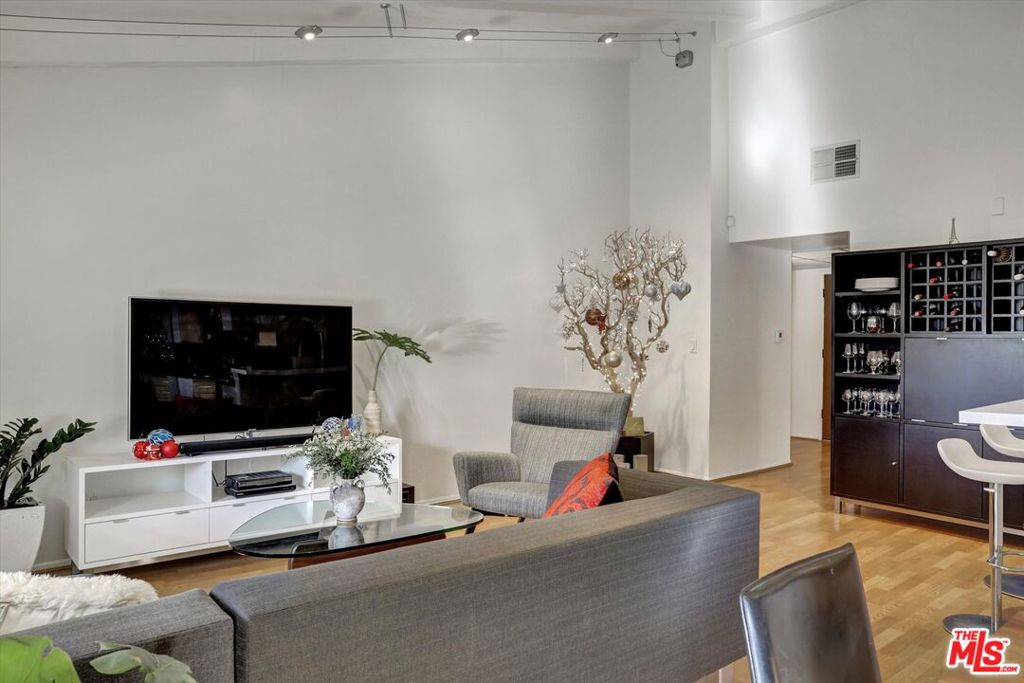 2700 E Cahuenga Boulevard 1301