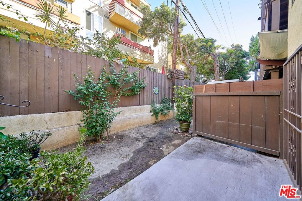 320 S Ardmore Avenue 120