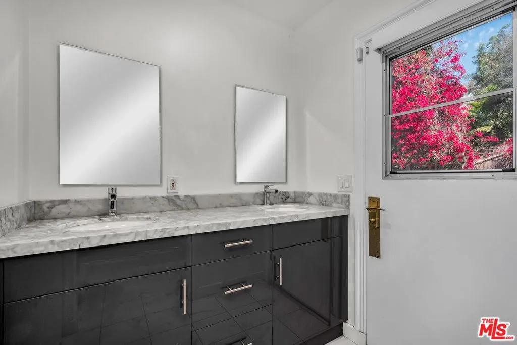 Studio City, California 91604, United States, 4 Bedrooms Bedrooms, ,4 BathroomsBathrooms,Residential,Active,199731