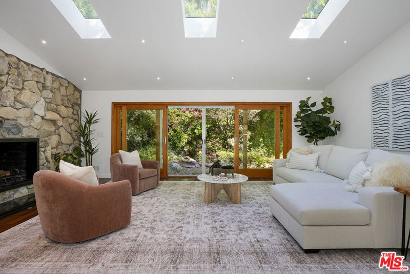 3452 Mandeville Canyon Road