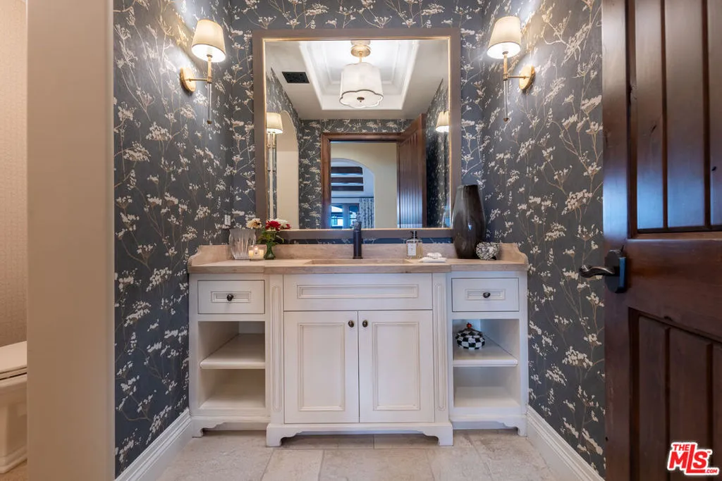 Encino, California 91316, United States, 5 Bedrooms Bedrooms, ,5 BathroomsBathrooms,Residential,Active,201569