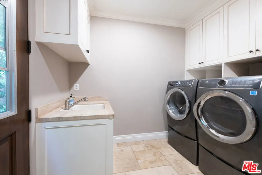 Encino, California 91316, United States, 5 Bedrooms Bedrooms, ,5 BathroomsBathrooms,Residential,Active,201569