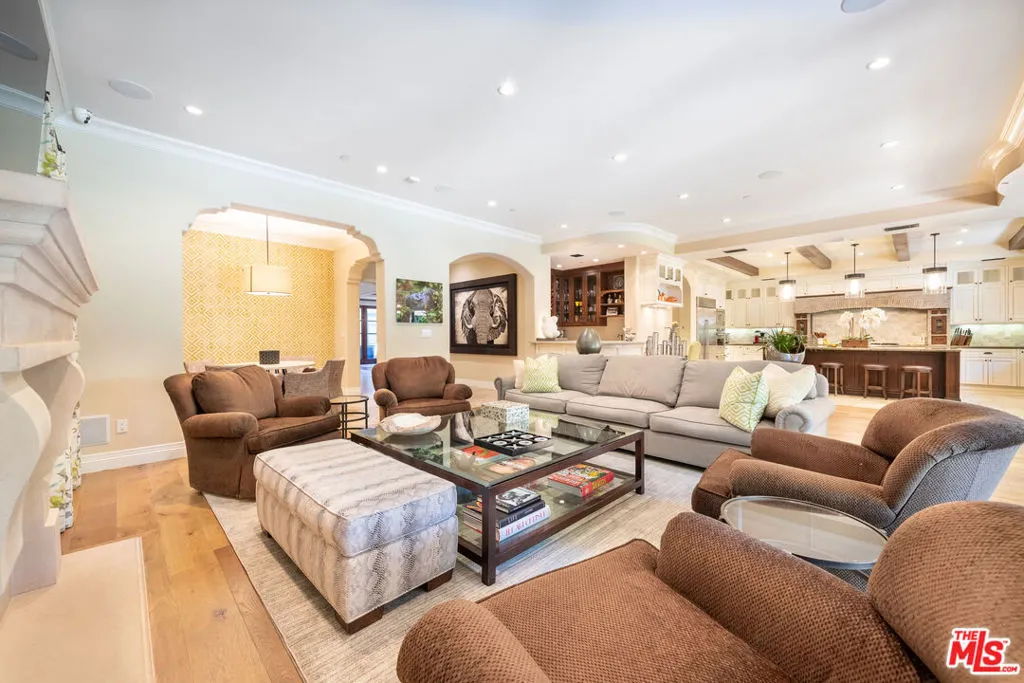 Encino, California 91316, United States, 5 Bedrooms Bedrooms, ,5 BathroomsBathrooms,Residential,Active,201569