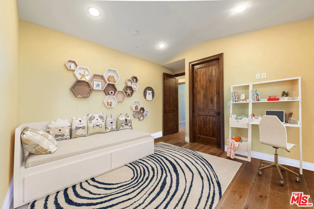 Encino, California 91316, United States, 5 Bedrooms Bedrooms, ,5 BathroomsBathrooms,Residential,Active,201569