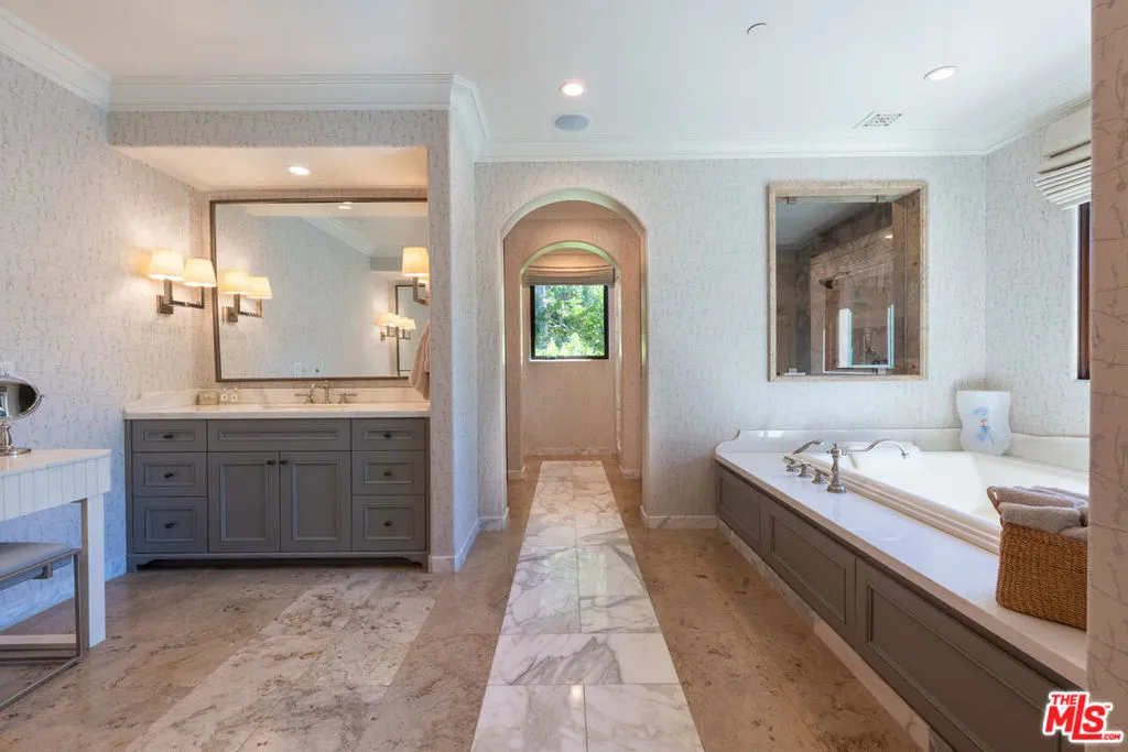 Encino, California 91316, United States, 5 Bedrooms Bedrooms, ,5 BathroomsBathrooms,Residential,Active,201569