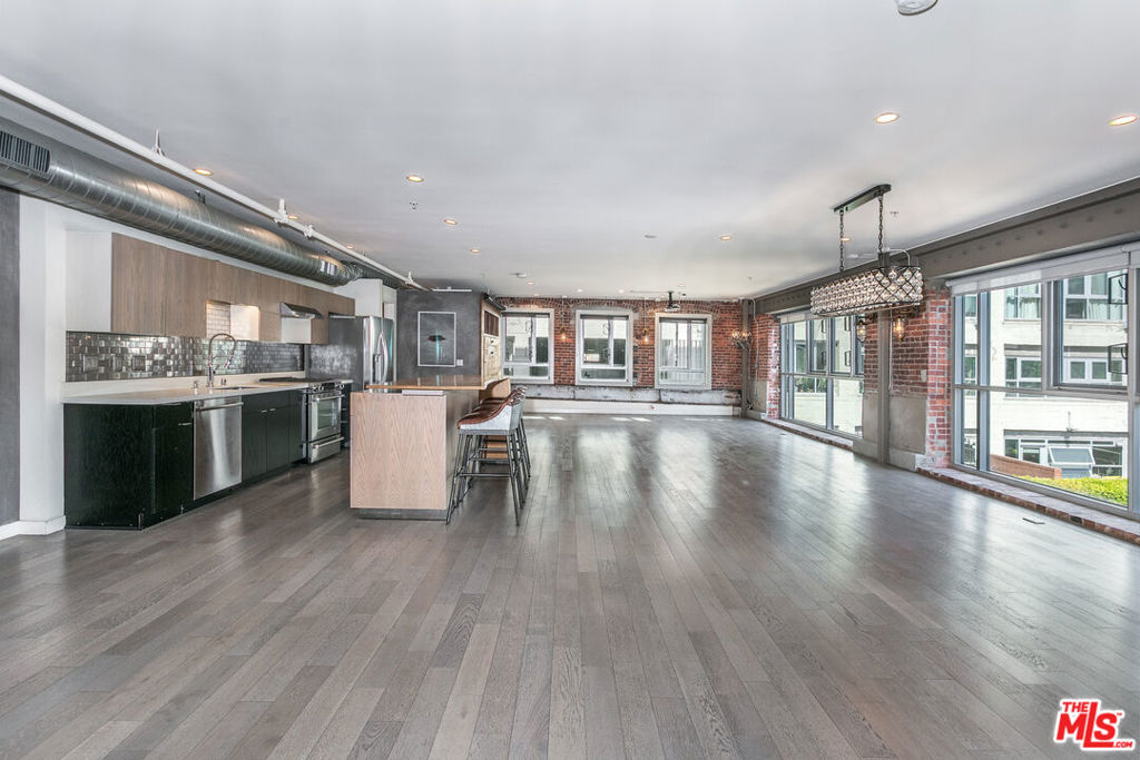 527 Molino Street 202