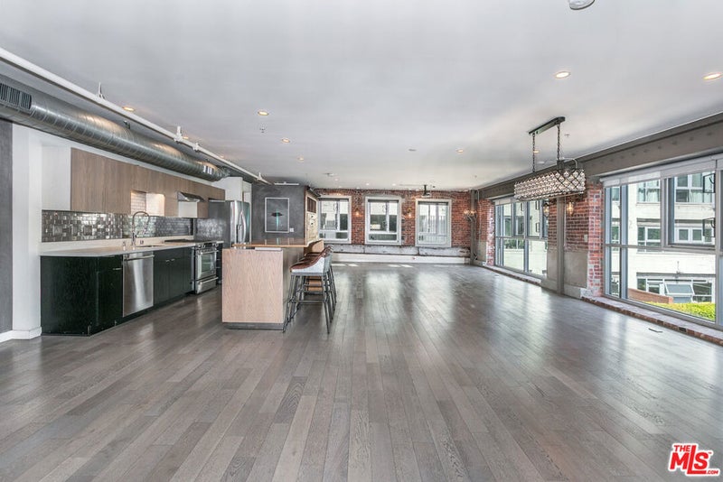 527 Molino Street 202