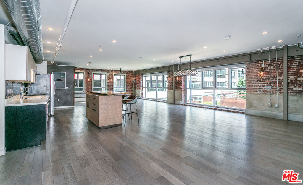 527 Molino Street 202