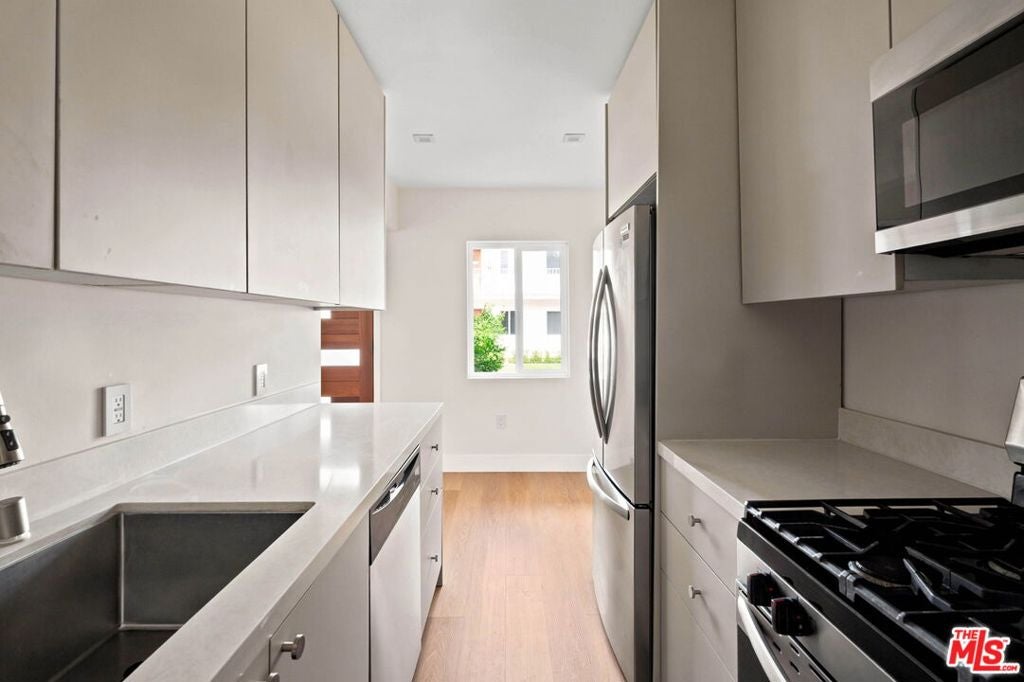 420 S Sepulveda Boulevard 3