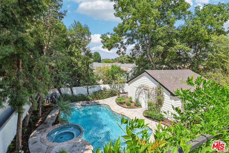 331 W Roses Road