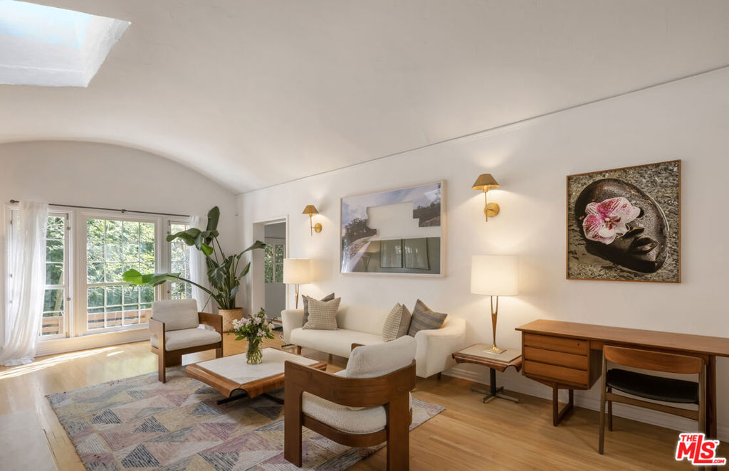 2201 N Willetta Avenue