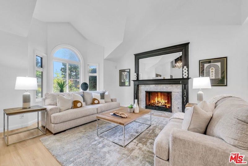 22285 Rolling Hills Lane