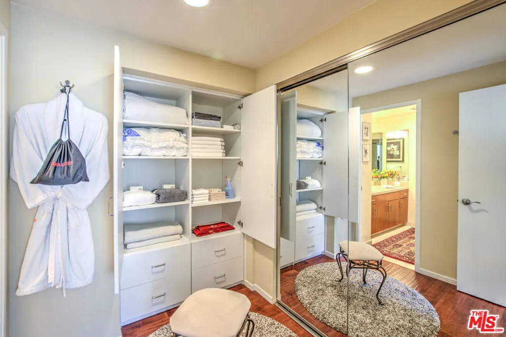 Los Angeles, California 90067, United States, 2 Bedrooms Bedrooms, ,2 BathroomsBathrooms,Residential,Active,247527