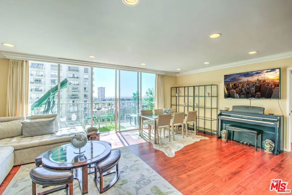 Los Angeles, California 90067, United States, 2 Bedrooms Bedrooms, ,2 BathroomsBathrooms,Residential,Active,247527