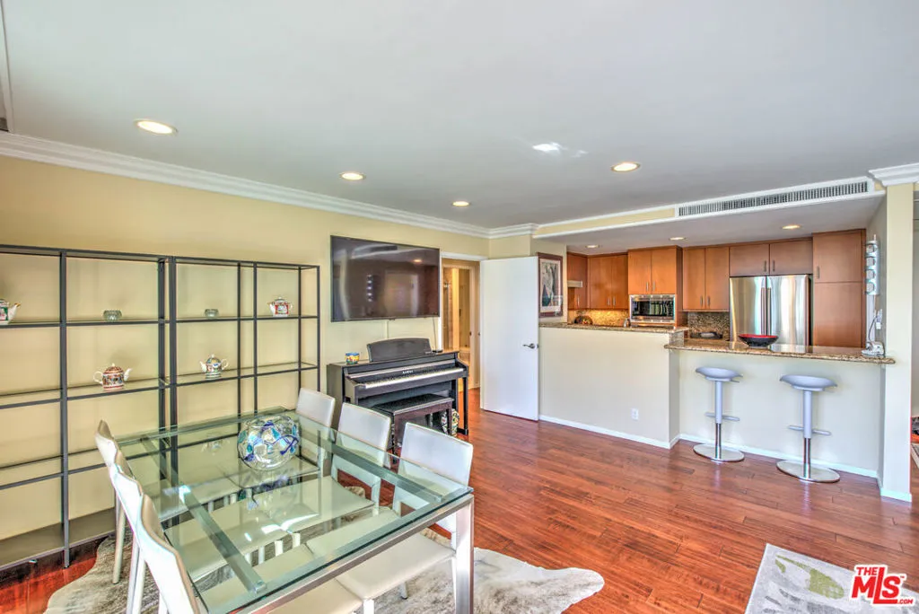 Los Angeles, California 90067, United States, 2 Bedrooms Bedrooms, ,2 BathroomsBathrooms,Residential,Active,247527