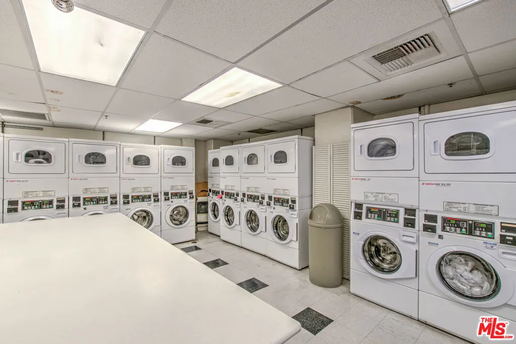 Los Angeles, California 90067, United States, 2 Bedrooms Bedrooms, ,2 BathroomsBathrooms,Residential,Active,247527