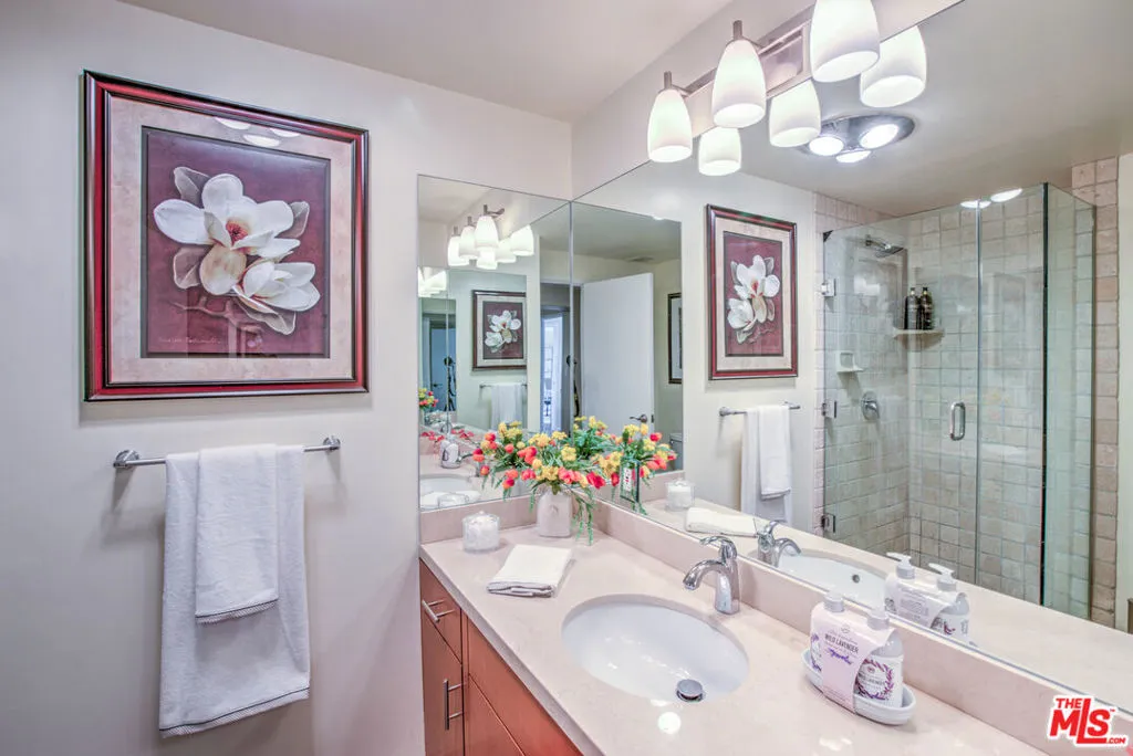 Los Angeles, California 90067, United States, 2 Bedrooms Bedrooms, ,2 BathroomsBathrooms,Residential,Active,247527