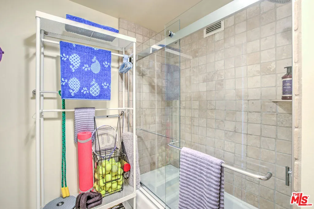 Los Angeles, California 90067, United States, 2 Bedrooms Bedrooms, ,2 BathroomsBathrooms,Residential,Active,247527