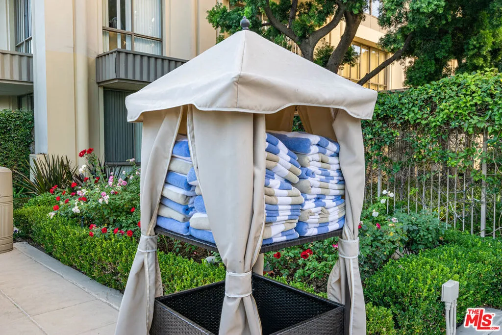 Los Angeles, California 90067, United States, 2 Bedrooms Bedrooms, ,2 BathroomsBathrooms,Residential,Active,247527