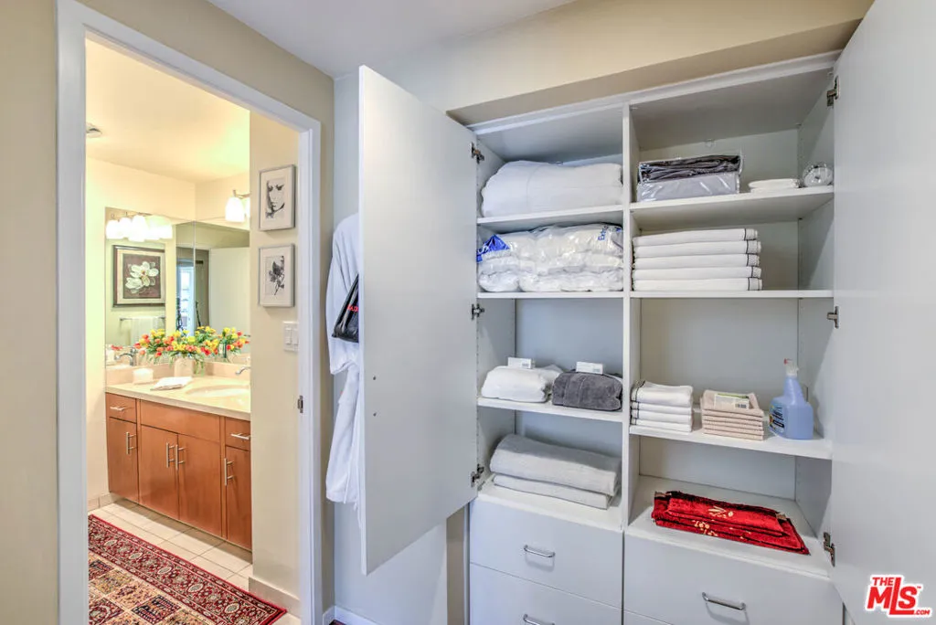 Los Angeles, California 90067, United States, 2 Bedrooms Bedrooms, ,2 BathroomsBathrooms,Residential,Active,247527