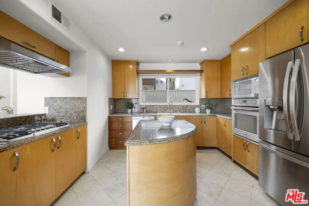 Santa Monica, California 90404, United States, 2 Bedrooms Bedrooms, ,3 BathroomsBathrooms,Residential,Active,217576