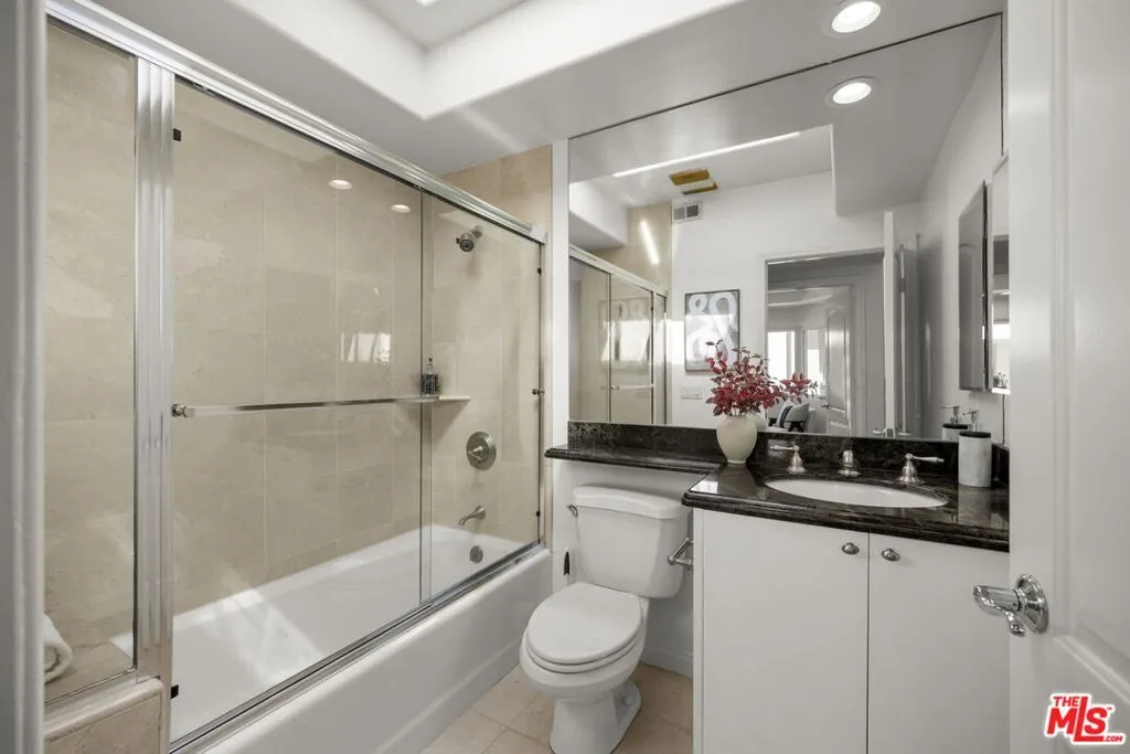 Santa Monica, California 90404, United States, 2 Bedrooms Bedrooms, ,3 BathroomsBathrooms,Residential,Active,217576