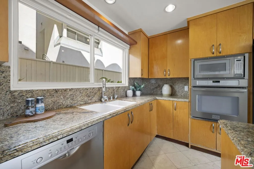 Santa Monica, California 90404, United States, 2 Bedrooms Bedrooms, ,3 BathroomsBathrooms,Residential,Active,217576