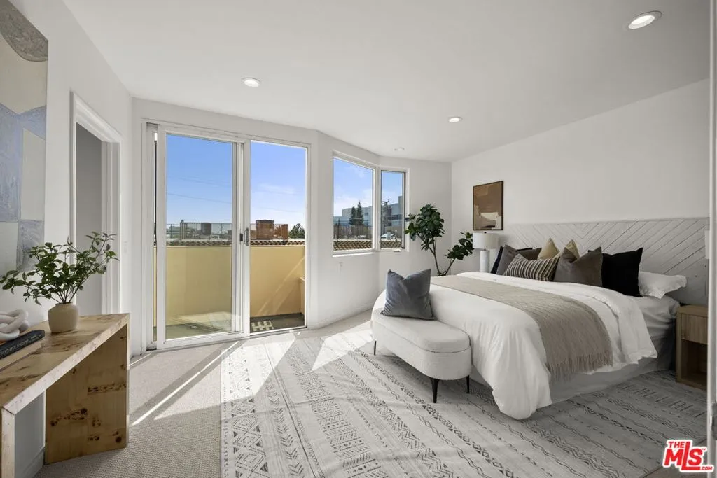 Santa Monica, California 90404, United States, 2 Bedrooms Bedrooms, ,3 BathroomsBathrooms,Residential,Active,217576