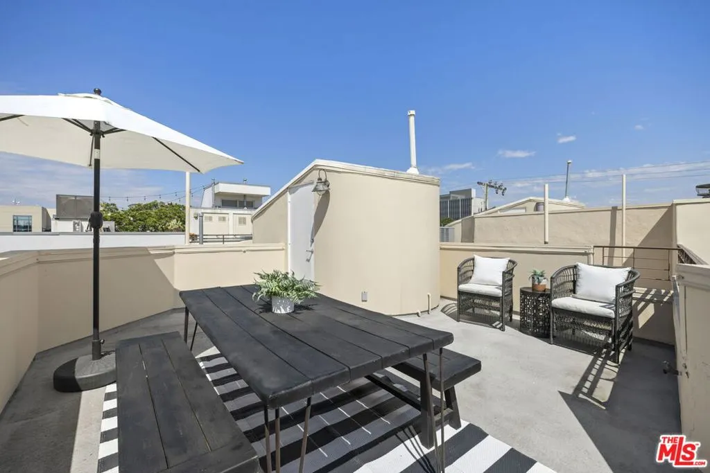 Santa Monica, California 90404, United States, 2 Bedrooms Bedrooms, ,3 BathroomsBathrooms,Residential,Active,217576