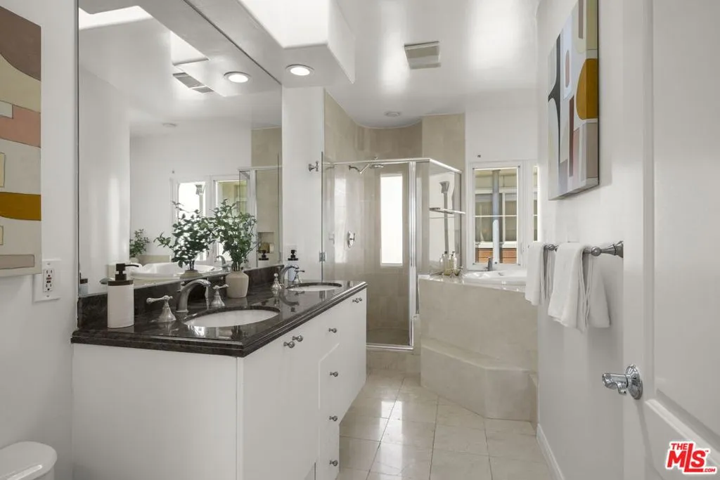 Santa Monica, California 90404, United States, 2 Bedrooms Bedrooms, ,3 BathroomsBathrooms,Residential,Active,217576